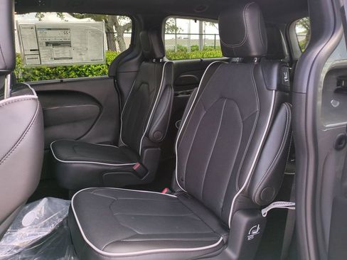 New 2025 Chrysler Pacifica Limited image 15