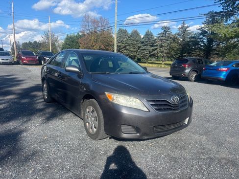 Used 2011 Toyota Camry SE image 2