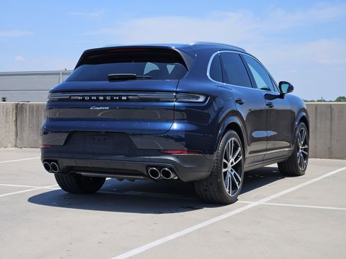 Certified 2025 Porsche Cayenne AWD/4WD image 8