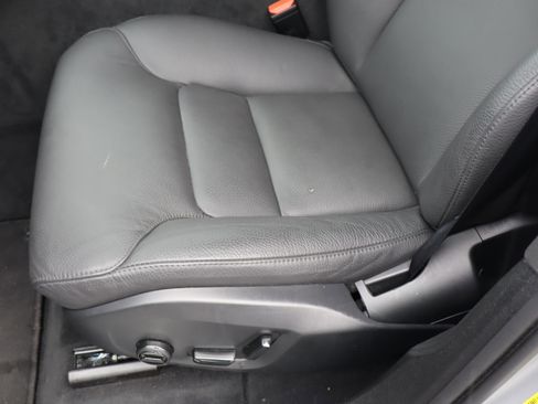 Used 2025 Volvo XC60 B5 Plus image 17