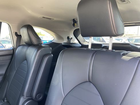 Used 2021 Toyota Highlander XLE FWD image 19
