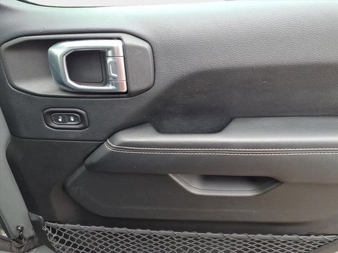 Used 2018 Jeep Wrangler Unlimited Sahara image 16