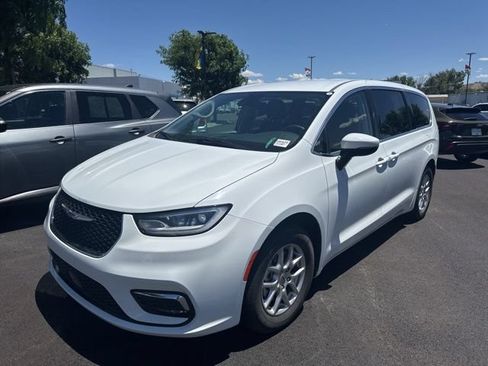Used 2023 Chrysler Pacifica Touring-L FWD image 1