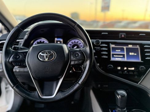 Used 2018 Toyota Camry SE image 2