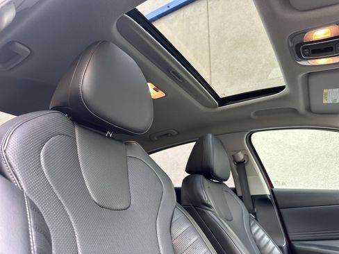 Used 2022 Hyundai Elantra Limited w/ Cargo Package image 17