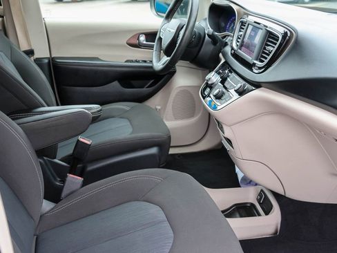 Used 2022 Chrysler Voyager LX image 16