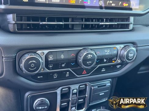 New 2025 Jeep Gladiator Rubicon w/ Convenience Group AWD/4WD image 20