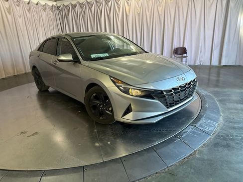 Used 2022 Hyundai Elantra SEL FWD image 3