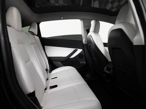 Used 2022 Tesla Model Y Long Range image 24