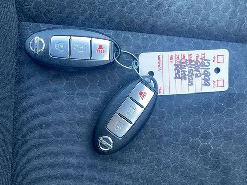 Used 2012 Nissan Juke SV image 32