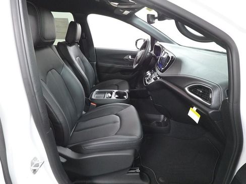 New 2027 Chrysler Pacifica Select FWD image 28
