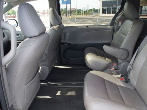 Used 2019 Toyota Sienna XLE FWD image 14