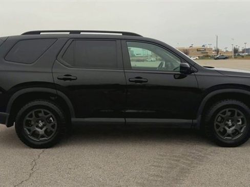 Used 2025 Honda Pilot TrailSport image 9