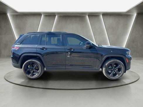 Used 2023 Jeep Grand Cherokee Limited w/ Luxury Tech Group II AWD/4WD image 8
