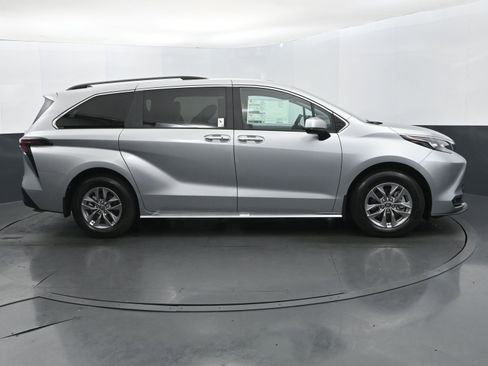 Used 2025 Toyota Sienna XLE FWD image 6