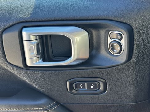 Used 2025 Jeep Wrangler Sahara image 28