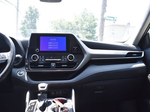 Used 2025 Toyota Highlander LE FWD image 32