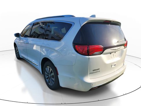 Used 2020 Chrysler Pacifica Touring-L Plus w/ Tire & Wheel Group FWD image 6
