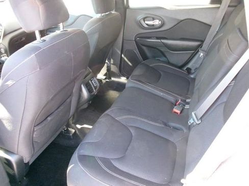 Used 2016 Jeep Cherokee Latitude w/ Cold Weather Group AWD/4WD image 16