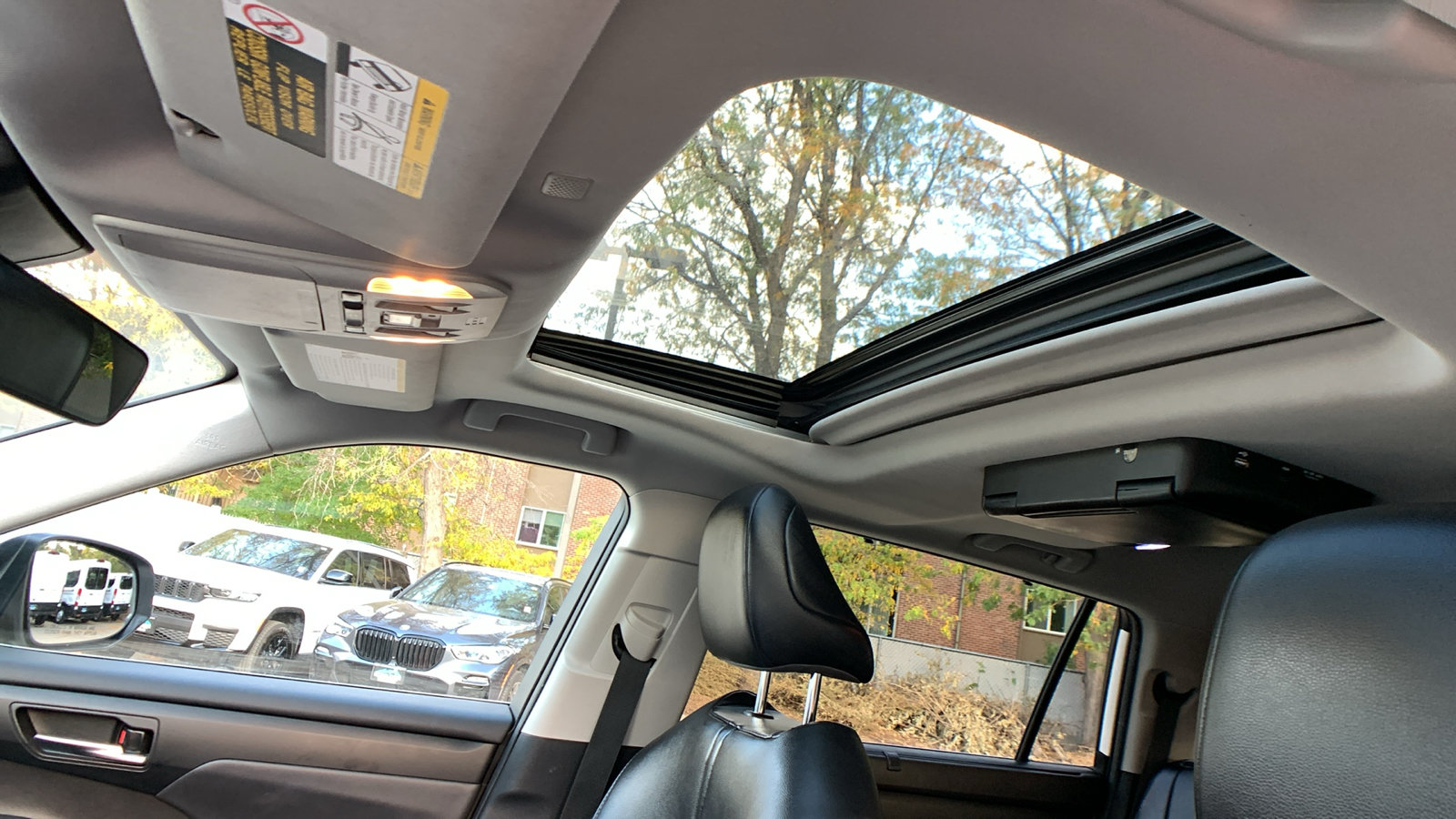 Used 2021 Toyota Highlander XLE AWD/4WD image 18