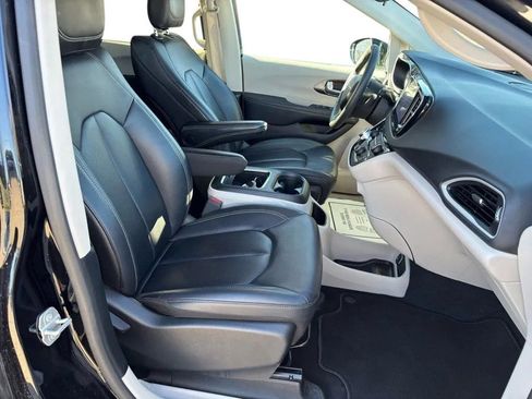 Used 2024 Chrysler Pacifica Touring-L FWD image 28