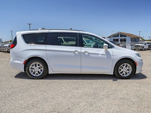 Used 2021 Chrysler Pacifica Touring-L FWD image 3