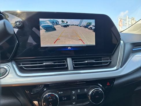Used 2025 Chevrolet Trax LT FWD image 19