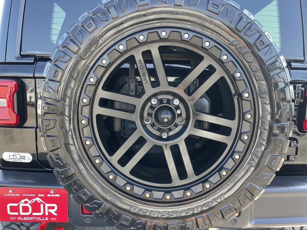 Used 2018 Jeep Wrangler Unlimited Sahara AWD/4WD image 25