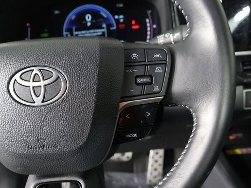 Used 2025 Toyota Camry SE image 37