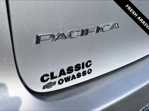 Used 2024 Chrysler Pacifica Touring-L image 23