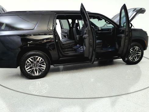 Used 2025 Chevrolet Suburban Z71 AWD/4WD image 15