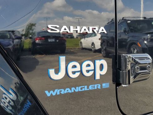 Used 2023 Jeep Wrangler Unlimited Sahara w/ Cold Weather Group AWD/4WD image 11