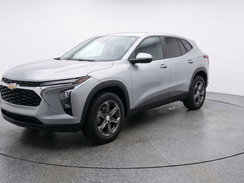 Used 2025 Chevrolet Blazer LT FWD image 3