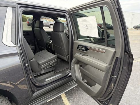 New 2026 Chevrolet Suburban LT image 25