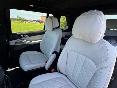Used 2023 BMW X7 xDrive40i w/ Premium Package AWD/4WD image 16