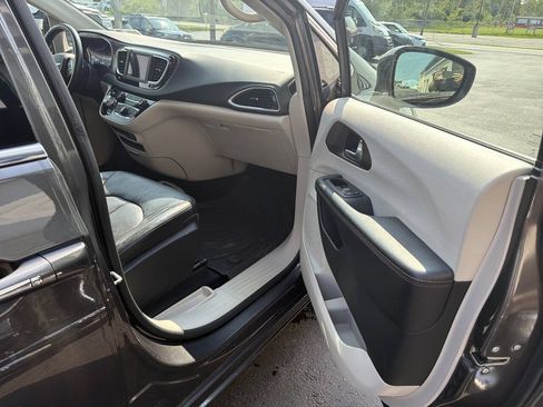 Used 2018 Chrysler Pacifica Touring-L FWD image 7