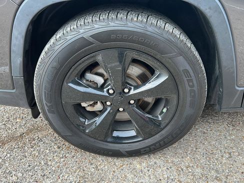 Used 2021 Jeep Cherokee Latitude Plus image 10