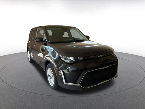 Used 2025 Kia Soul LX w/ LX Technology Package image 3