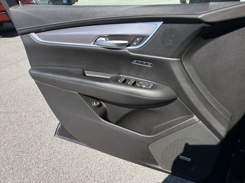 Used 2018 Cadillac XT5 Luxury w/ Driver Awareness Package FWD image 16