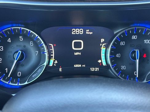 Used 2023 Chrysler Pacifica Limited FWD image 31