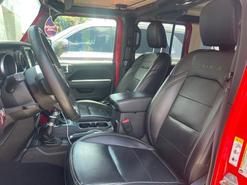Used 2018 Jeep Wrangler Unlimited Sahara AWD/4WD image 8