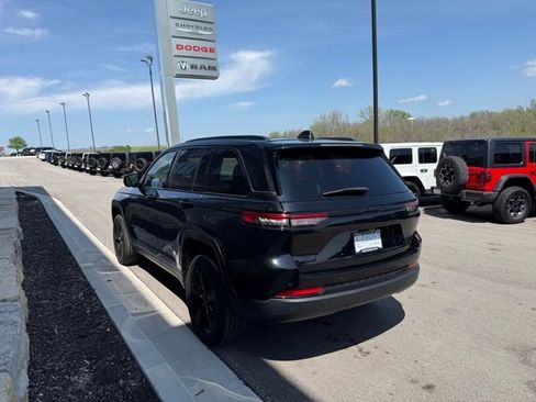 Used 2023 Jeep Grand Cherokee Altitude AWD/4WD image 5
