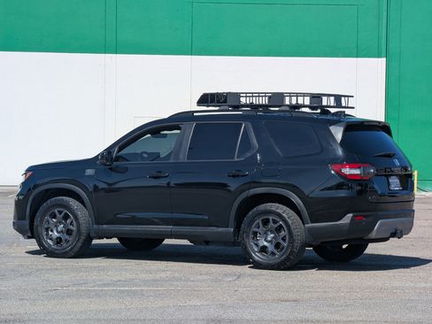 Used 2025 Honda Pilot TrailSport image 8