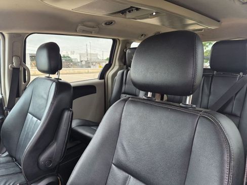 Used 2014 Chrysler Town & Country Touring FWD image 13