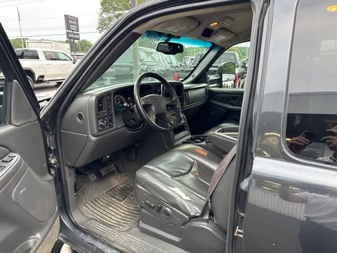 Used 2005 GMC Sierra 2500 SLT w/ Snow Plow Prep Package AWD/4WD image 10