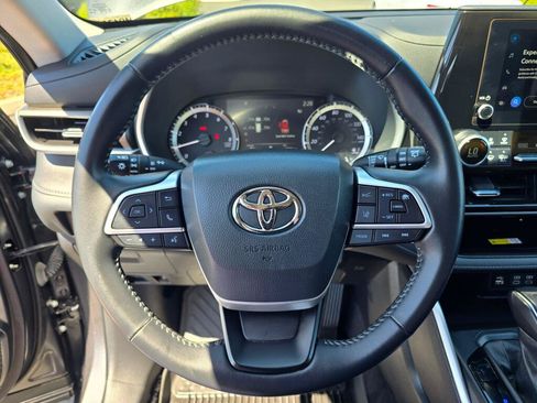 Used 2023 Toyota Highlander XLE AWD/4WD image 14