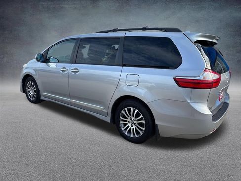 Used 2018 Toyota Sienna XLE w/ XLE Navigation Package FWD image 3