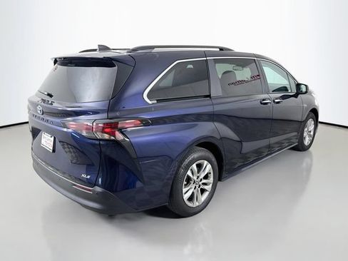 Used 2025 Toyota Sienna XLE w/ XLE Plus Package AWD/4WD image 7