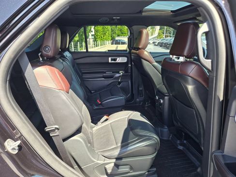 Used 2020 Ford Explorer Platinum w/ Premium Technology Package AWD/4WD image 12