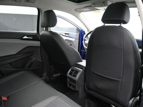 Used 2022 Volkswagen Taos SE w/ Panoramic Sunroof Package AWD/4WD image 18